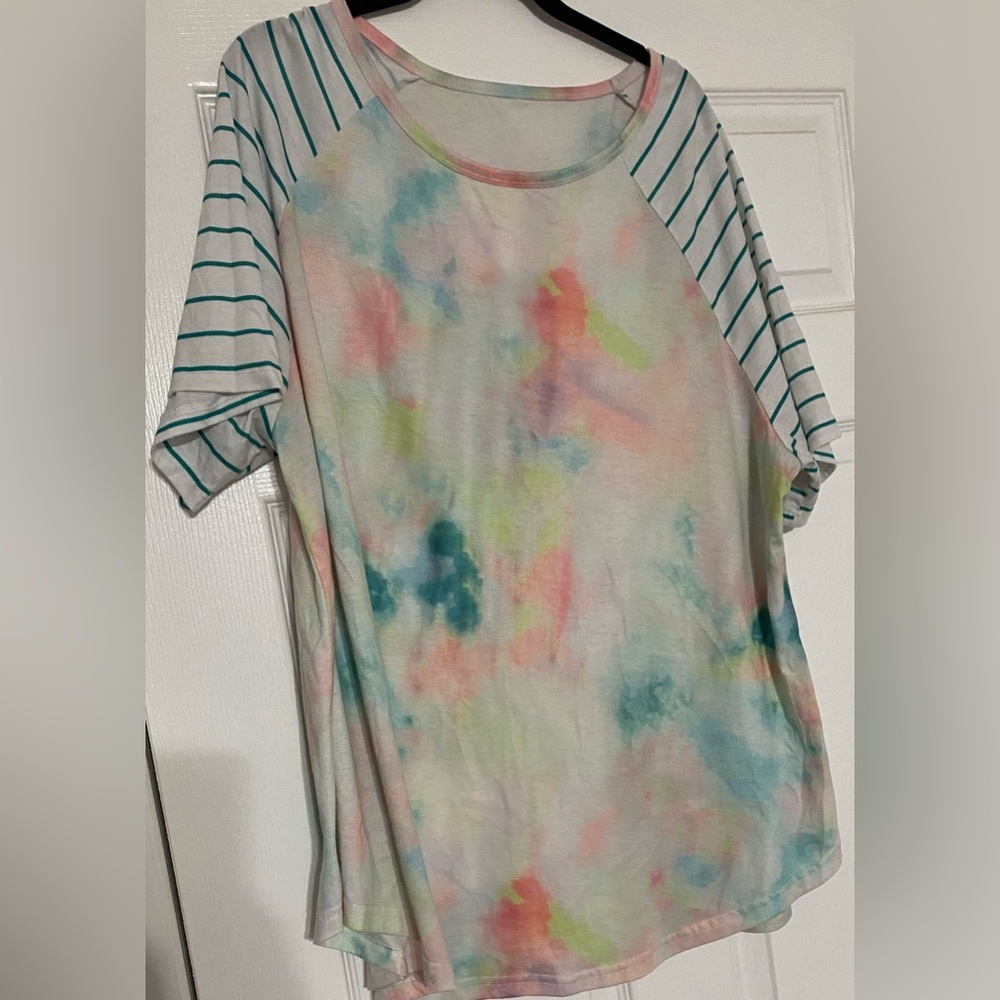 Amazon Short Sleeved T-Shirt - Sz 24 - Pastel/Tye Dye with Stripes on arms